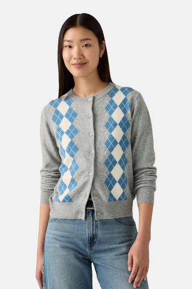 Grijs gilet van Levi's® met een argyle-ruitpatroon, gedragen over een blauwe jeans met een zwarte riem.
