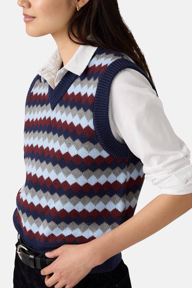 Multikleurig debardeur van Levi's®, met ruitpatroon, gedragen over een wit overhemd.
