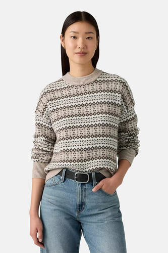 Veelkleurige trui met ronde hals van Levi's®, met een fair isle motief, gedragen met een zwarte riem en jeans.
