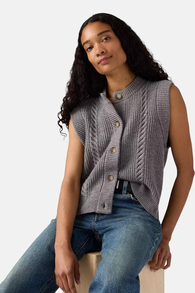 T-shirt gris de Levi's®, avec un motif tricoté en côtes et une fermeture à boutons, associé à des jeans bleus et une ceinture noire.