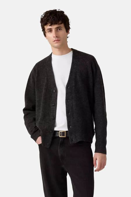 Grijs vest van Levi's®, open gedragen over een wit shirt, met zwarte jeans en riem.
