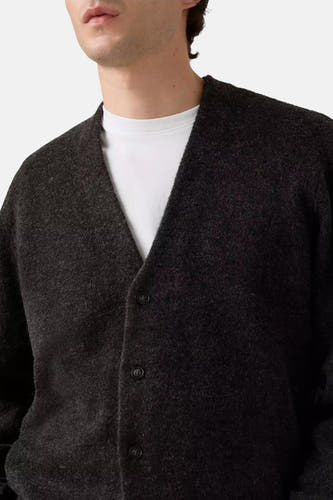 Grijs gilet van Levi's, gedragen over een wit T-shirt.
