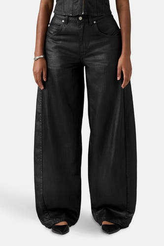 Jean spécial fit noir de denim de Levi's®, avec des jambes larges et un bracelet en argent.