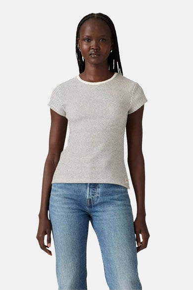 T-shirt multicolore à manches courtes de Levi's®, avec un motif rayé horizontal, porté avec un jean.