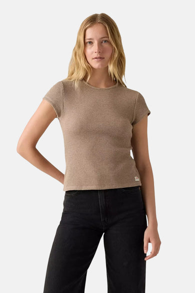 T-shirt beige à manches courtes de Levi's, avec une texture côtelée, porté avec un jean noir.