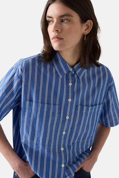 Blauw, gestreept hemd met korte mouwen van Levi's, met twee zakken en een knoopsluiting.
