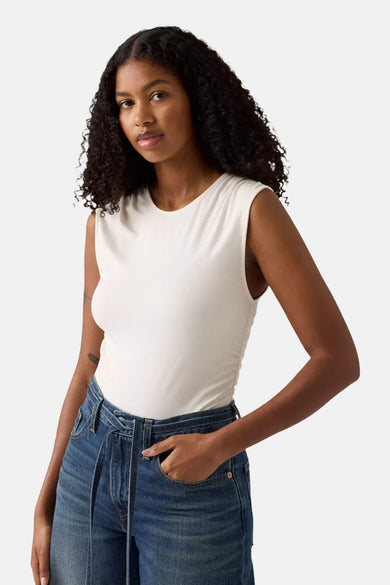 T-shirt sans manches de Levi's, avec des jeans cropped larges.