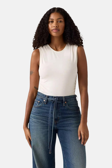 T-shirt sans manches de Levi's, porté avec un jean bleu à ceinture élastiquée.
