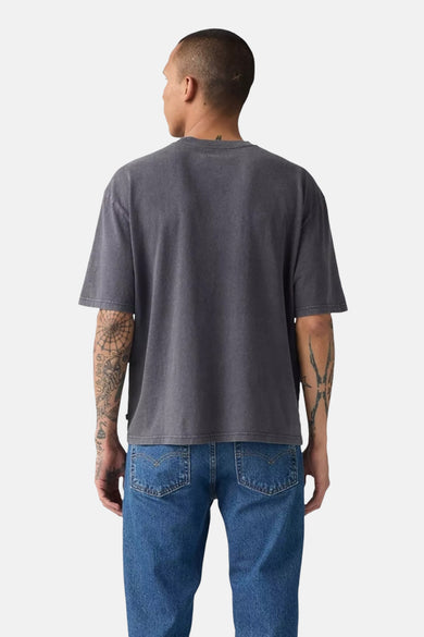 Grijs T-shirt met korte mouwen van Levi's®, gezien van achteren, met tattoos op beide armen, gedragen met jeans.
