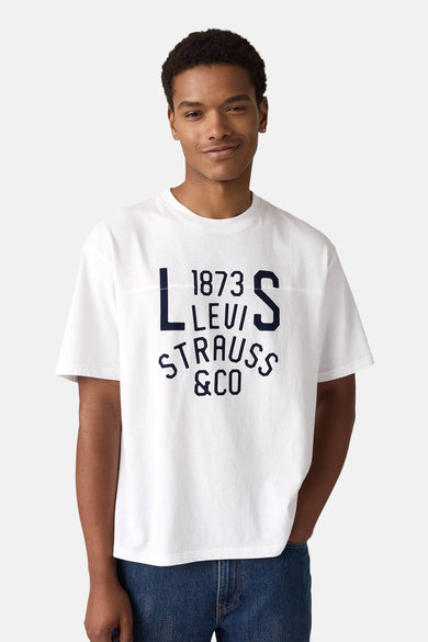 Wit T-shirt met korte mouwen van Levi's, met marineblauwe tekstprint op de voorkant.