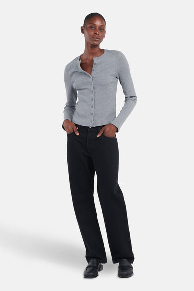 T-shirt gris à longues manches de Levi's®, porté avec un pantalon noir et des loafers.