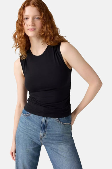 T-shirt noir sans manches de Levi's, vu de derrière, associé à un jean bleu.