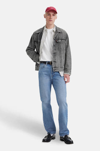 Jean bleu clair droit de Levi's, associé à un t-shirt blanc, une veste en denim grise et des loafers noirs.