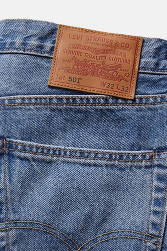 Lichtblauwe denim jeans straight van Levi's, met een bruin leren label op de achterkant en contrasterende stiksels.
