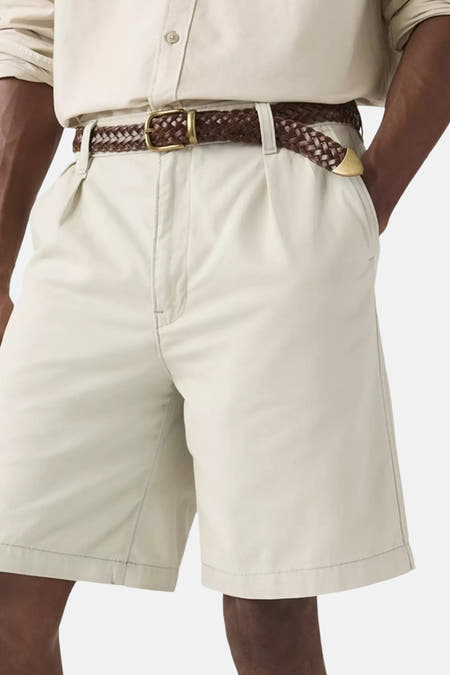 Ecru shorts met plooien van Levi's® met wijde pijpen, gestyled met een bruine gevlochten riem en beige overhemd.