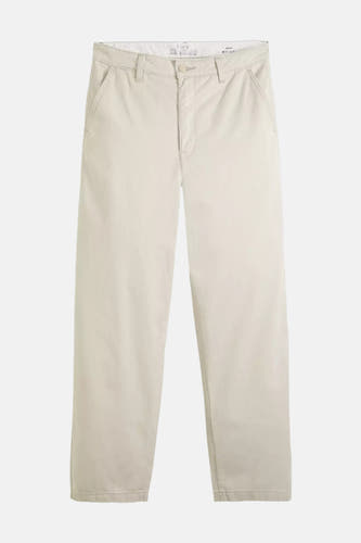 Beige chino van Levi's® met knoopsluiting en steekzakken aan de voorkant.