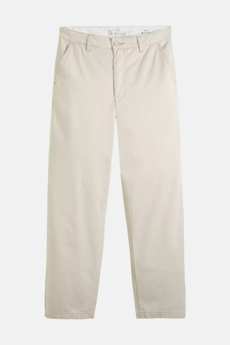Beige chino van Levi's® met knoopsluiting en steekzakken aan de voorkant.