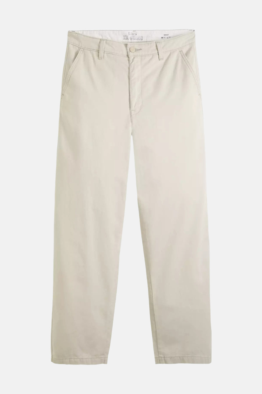 Beige chino van Levi's® met knoopsluiting en steekzakken aan de voorkant.