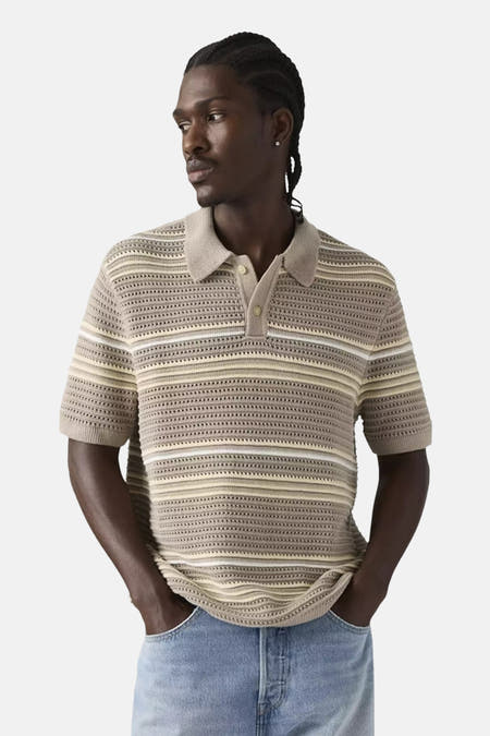 Beige gestreepte gebreide polo van Levi's® met open haakwerk, gedragen door een model.