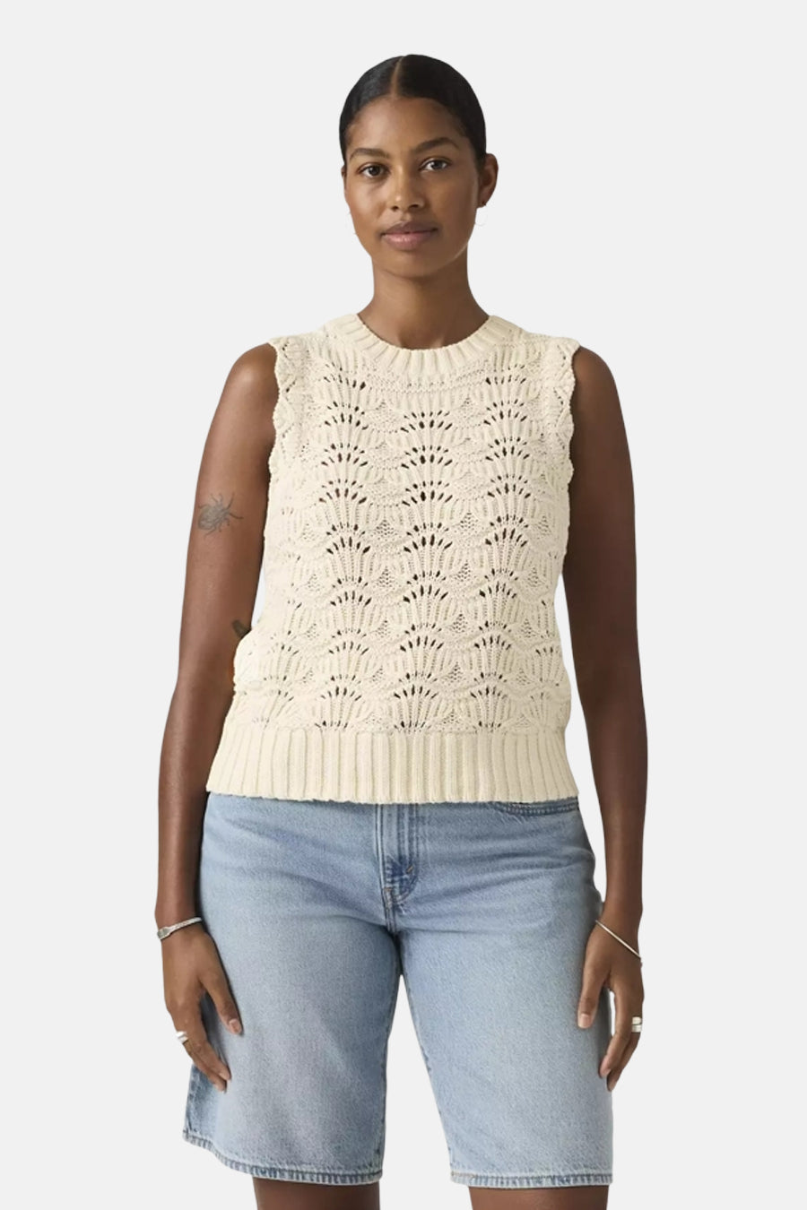 Witte mouwloze top van Levi's® met gehaakt waaierpatroon, geribbelde zoom en ronde hals, gedragen met spijkershort.