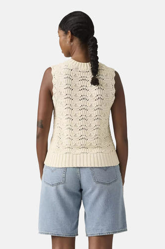Wit mouwloos topje van Levi's® met gehaakt schelpmotief, rugzijde, gedragen op een blauw spijkerbermuda.