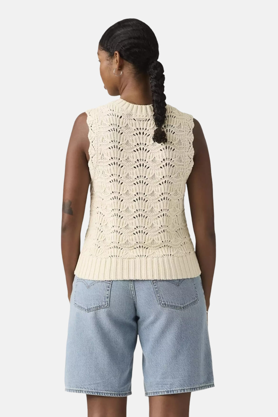 Wit mouwloos topje van Levi's® met gehaakt schelpmotief, rugzijde, gedragen op een blauw spijkerbermuda.