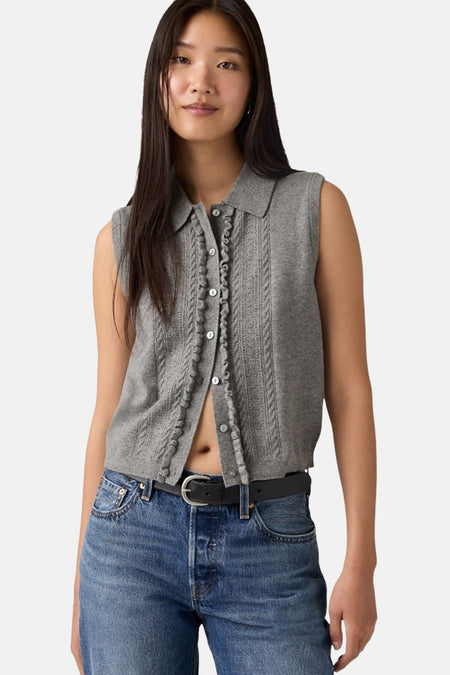 Grijs mouwloos topje van Levi's®, met een kraag, knoopsluiting en decoratieve ruches, gedragen met jeans en een riem.
