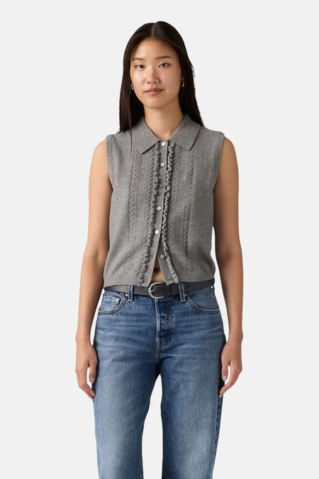 Grijs mouwloos top van Levi's® met een kraag en decoratieve ruches, gecombineerd met een jeans en riem.
