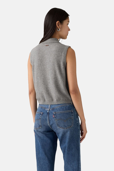 Grijs mouwloos top van Levi's, met een opstaande kraag, gecombineerd met blauwe jeans.
