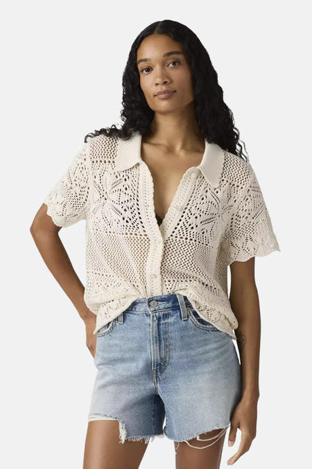 Wit hemd van Levi's® met korte mouwen, open haakpatroon en gedragen met denim shorts.

