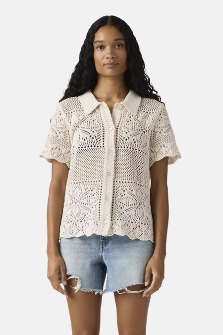Wit hemd met korte mouwen van Levi's®, met open gehaakt patroon en gedragen met denim shorts.
