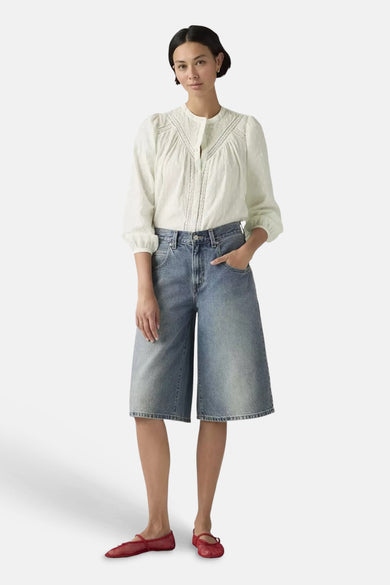 Middenblauwe denim shorts van Levi's® met wijde pijpen en een lichte, vervaagde wassing.