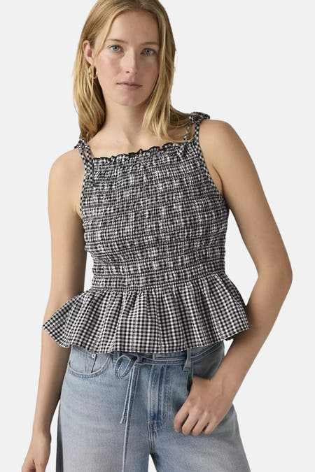 Zwarte mouwloze blouse van Levi's® met een zwart-wit geruit patroon en een geplooide peplum.