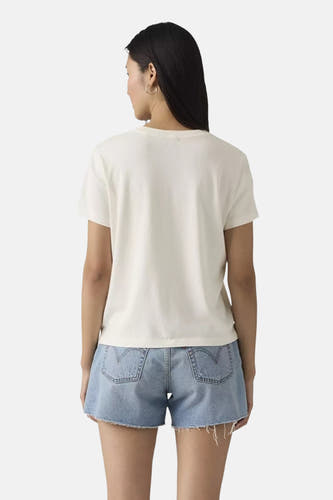Witte korte mouwen t-shirt van Levi's®, achterzijde, eenvoudig design, gedragen met lichtblauwe denim shorts, model met donker haar.