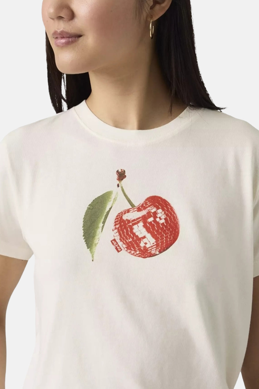Witte korte mouwen t-shirt met rode kersendruk van Levi's, gedragen door model, close-up van bovenlijf