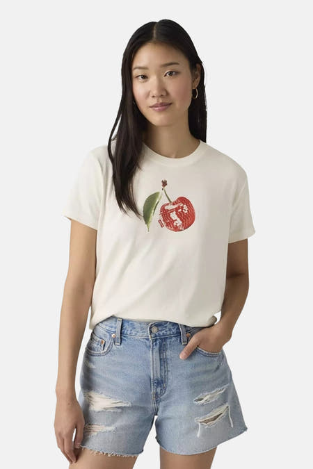 Witte korte mouwen T-shirt met kersenprint van Levi's, gedragen met gescheurde jeans, front view