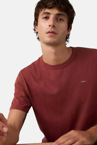 Bordeaux T-shirt met korte mouwen van Levi's, gedragen door een man met donker haar.