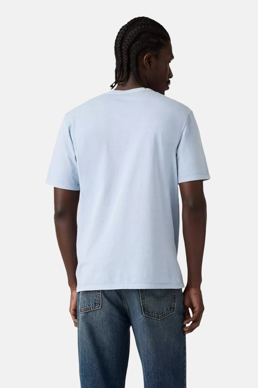 T-shirt bleu à manches courtes de Levi's, vu de dos, associé à un jean en denim.