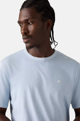 Blauw T-shirt met korte mouwen van Levi's, met een klein logo op de borst.