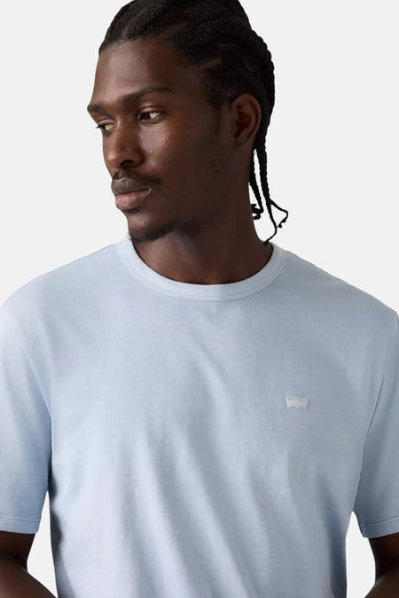 Blauw T-shirt met korte mouwen van Levi's, met een klein logo op de borst.