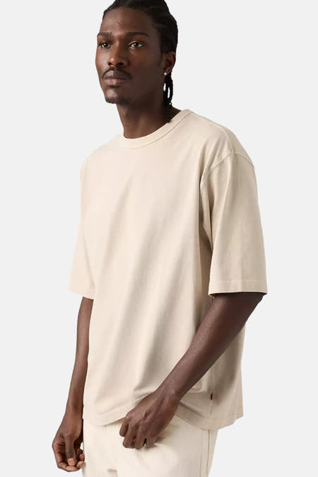 T-shirt beige à manches courtes de Levi's, avec une coupe décontractée sur le dos.