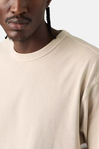 T-shirt beige à manches courtes de Levi's®, gros plan sur la ligne du col et l'épaule gauche.