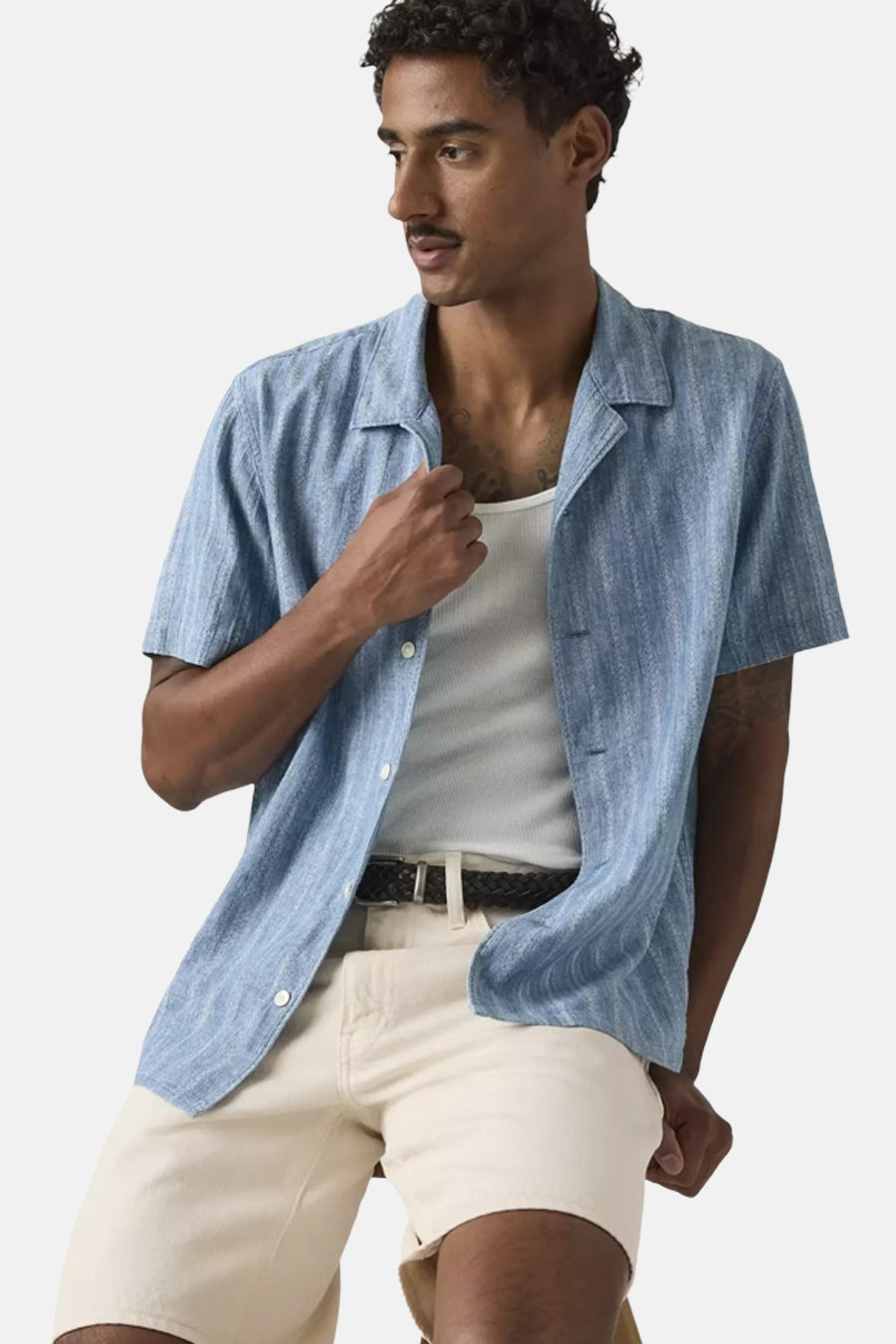 Lichtblauw overhemd met korte mouwen van Levi's®, met fijne ribstructuur, open kraag en gedragen over een wit hemd.