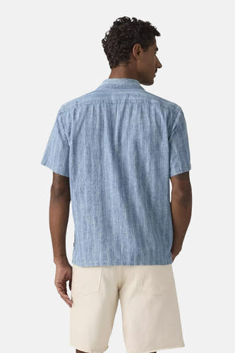Achterkant van een blauw overhemd met korte mouwen van Levi's® met verticaal gestreepte textuur, gedragen met een lichte korte broek.