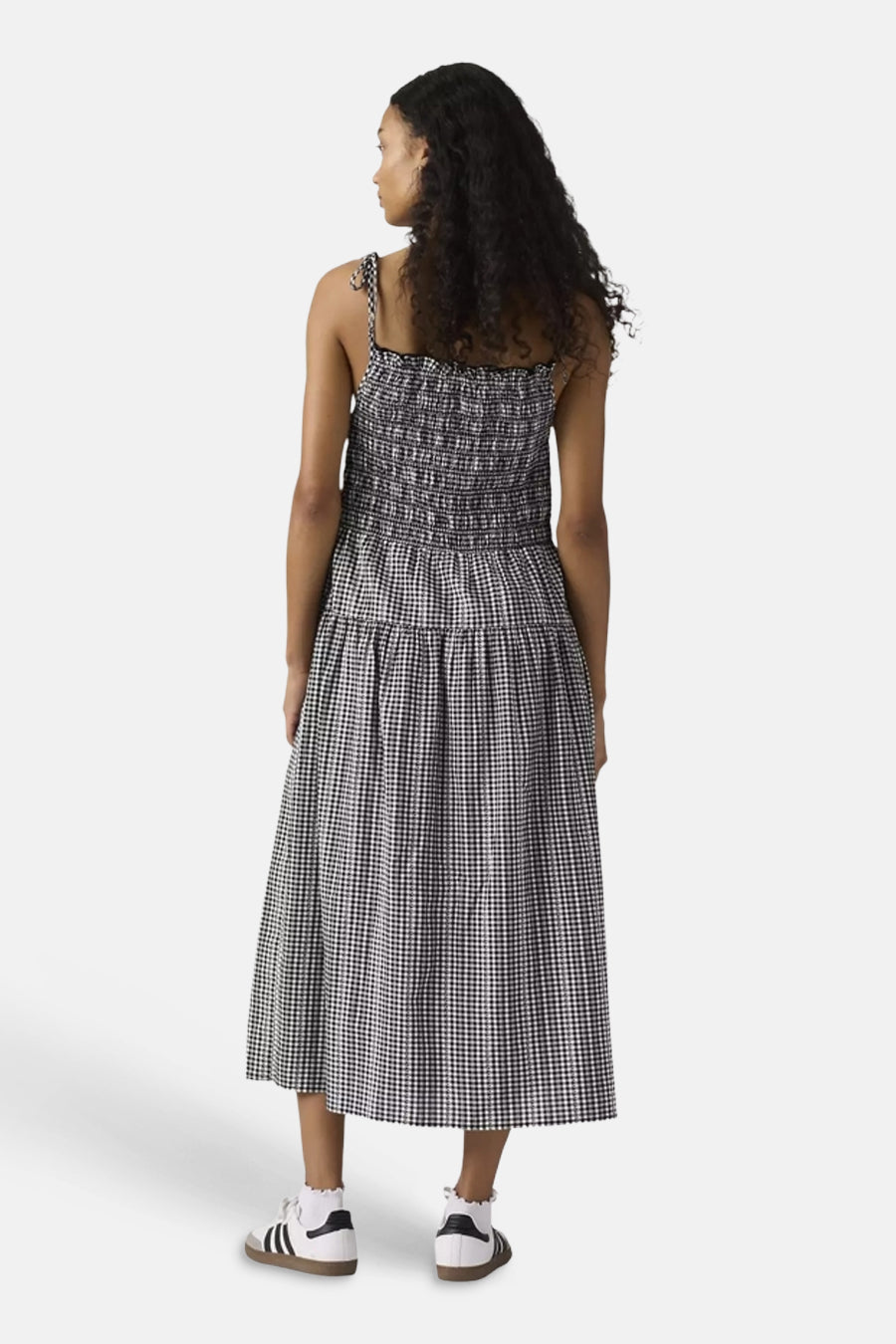 Lange zwarte jurk van Levi's® met zwart-wit gingham patroon, smock detail en strikbandjes aan de achterkant.