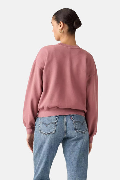 Pull-over rose de Levi's, vu de l'rièrerière combiné avec des jeans bleus.
