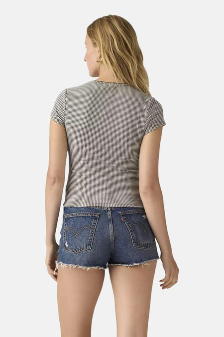 Zwart korte mouwen T-shirt van Levi's® met hondstooth patroon, achterzijde, gedragen met denim shorts