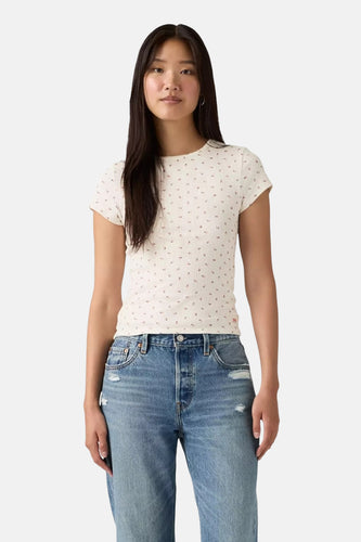 Wit T-shirt met korte mouwen van Levi's®, met een all-over bloemenprint en gedragen met een jeans met hoge taille.

