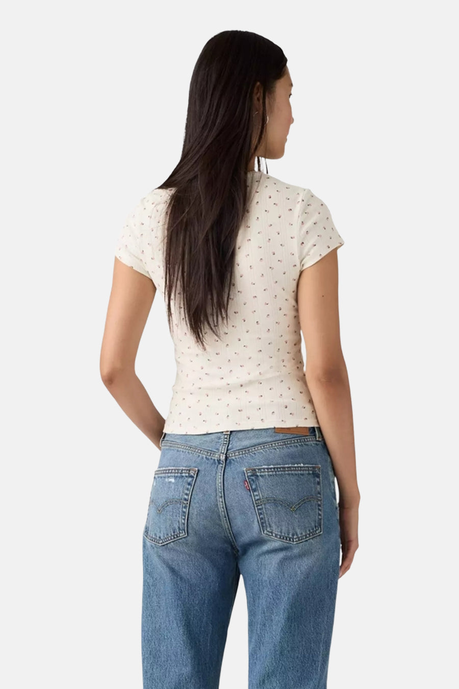Wit T-shirt met korte mouwen van Levi's, met een bloemenprint en gecombineerd met blauwe jeans, achteraanzicht.
