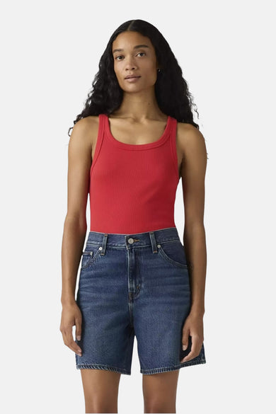 Rode top van Levi's®, met een geribbelde textuur, gecombineerd met denim shorts.
